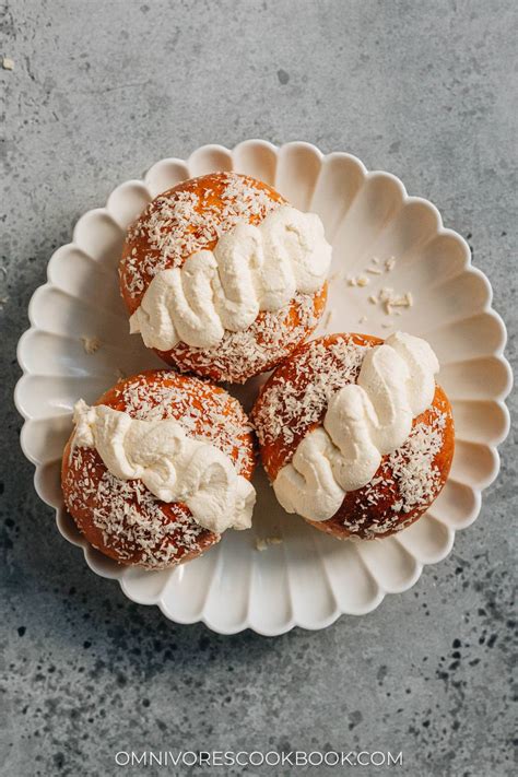 Coconut Cream Buns - Omnivore's Cookbook