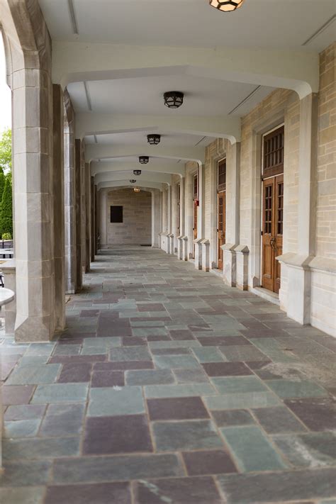 Collum Inside Building 的图像结果