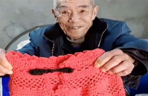 94岁爷爷突发偏瘫，孙子偷偷点烟让其过嘴瘾，脸上瞬间挂满笑容