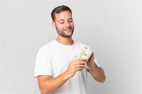 Homem bonito com notas de dólar | Foto Premium