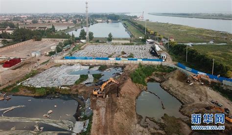 中央督察兩年有的絲毫未改，有的不減反增——江蘇泰興數萬噸化工廢料和污泥堆放長江邊調查-新華網
