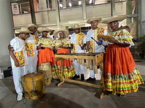 Al ritmo de música folclórica latinoamericana, los huilenses ...