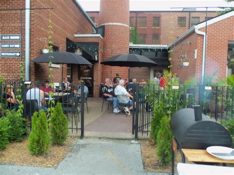 Carriage Court Pizza | Crown Point, IN