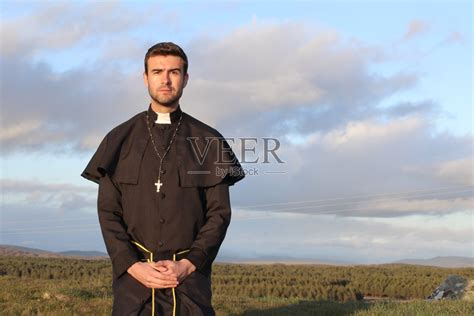 年轻的牧师图片-带着十字架拿着的牧师素材-高清图片-摄影照片-寻图免费打包下载