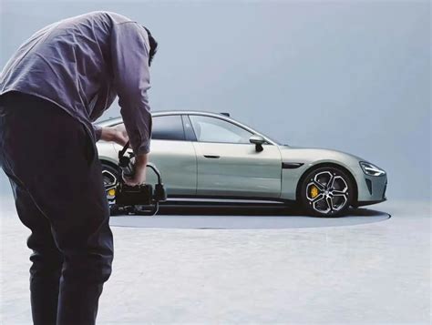 Произошла утечка фотографий промо-съёмки Xiaomi SU7 накануне скорого ...