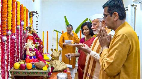 PM मोदी पहुंचे CJI चंद्रचूड़ के घर, गणपति पूजा में लिया हिस्सा; देखिए ...