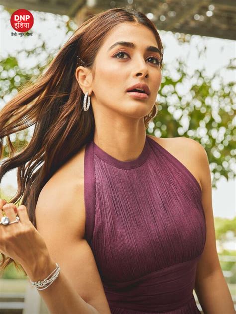 पर्पल कलर की ड्रेस में पूजा हेगड़े ने चुराया दिल - DNP India Hindi