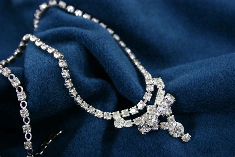英文方牌珍珠项链女简约设计感气质高级感波光粼粼锁骨链-阿里巴巴