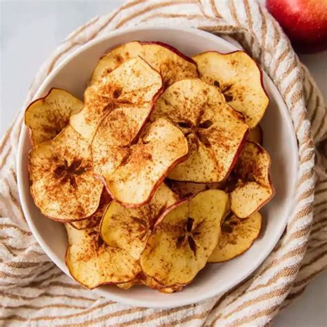 Easy baked apple chips with cinnamon - cozy baking life