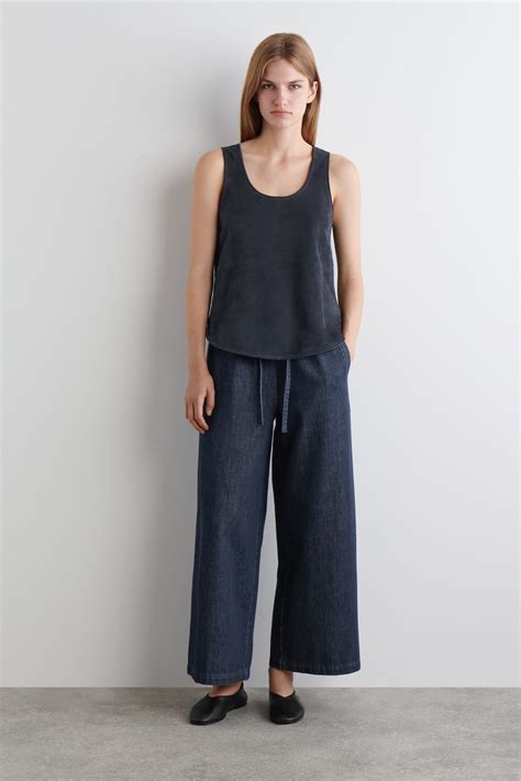 PANTALON COURT LARGE EN DENIM - BLEU FONCÉ | COS