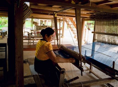 Traditional Weaving Process Image 的图像结果