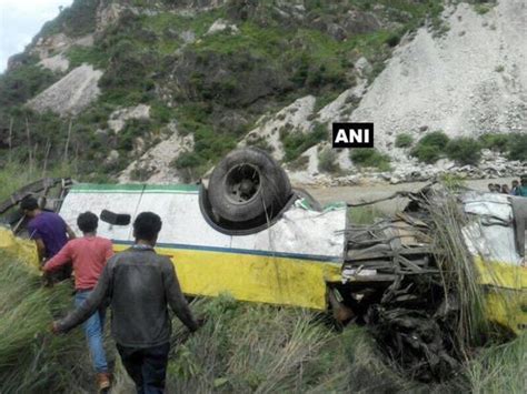 印度北部一辆客车坠入山谷 至少28人死亡|印度|山谷|客车_新浪新闻