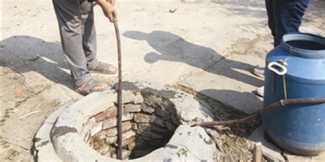 上百戶居民家有自來水不用卻吃井水，各種各樣打水桶每天都要排隊 - 每日頭條