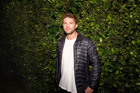 Ryan Phillippe Sees What You're Tweeting About Him, And He's Fine With It - Newsweek