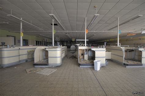 Checkout Lanes Inside an Abandoned Grocery Store [oc] - USLUCK