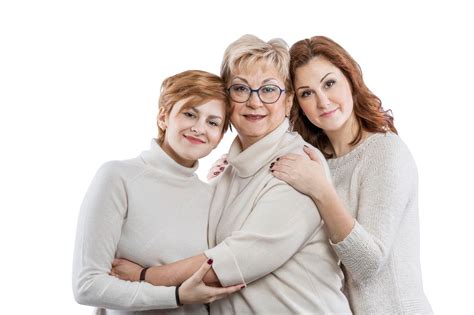 Hijas adultas abrazándose con mamá familia en suéteres beige amor y ...
