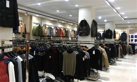 广州著名服装尾货市场，衣服便宜款式多，老外都青睐这地方