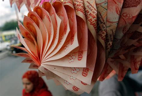 Rupee snaps 2 day rise, closes 8 paise lower against dollar - BusinessToday