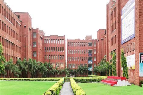 Lloyd Business School