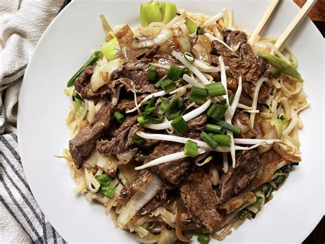 E2. Seafood Stir-Fried Rice Noodle
