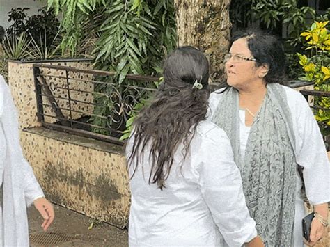 Mannara Chopra breaks down at her father's funeral | Bhaskar English