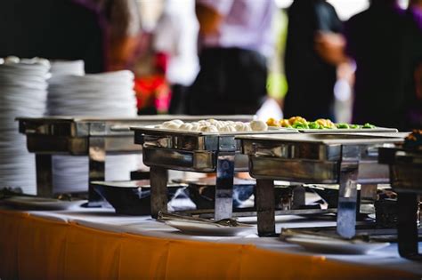 Restaurant with People 的图像结果