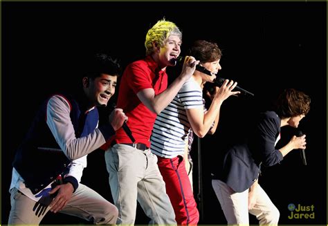 One Direction First Tour 的图像结果