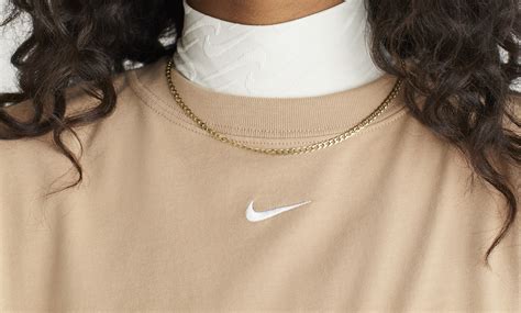 Nike Sportswear Essential Women's Boyfriend T-Shirt. Nike IN