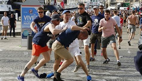 【围观世界杯】足球流氓背后的暴力文化与政治冲突|界面新闻 · 天下