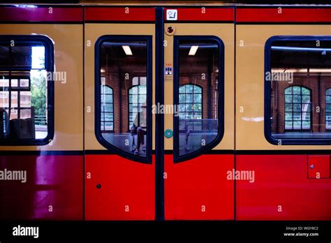 Local Train Closed-Door 的图像结果