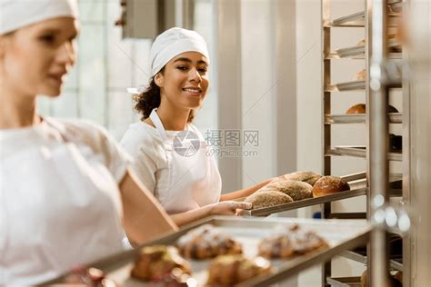 年轻女面包师在烘烤生高清图片下载-正版图片502703917-摄图网