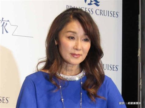 浅野ゆう子 現在の全身ショット（ドレス）