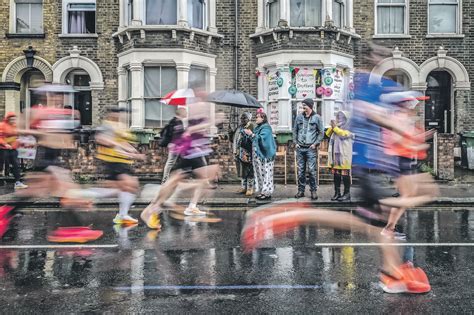 London Marathon Crowd helps tired Farah over the line