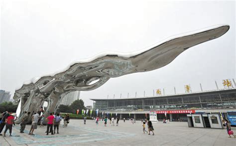 南京火车站广场竖巨型雕塑 游客对此褒贬不一|雕塑|天津美术网-天津美术界门户网站