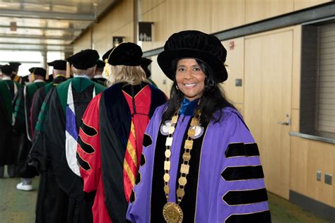 DMU Live Stream Graduation 的图像结果