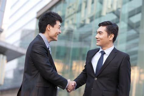 Business Man Shaking Hands 的图像结果