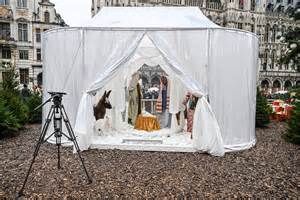 Bruxelles: la tête du petit Jésus sera remplacée, la polémique enfle ...