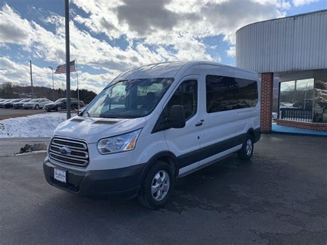 Rent 12 to 15 Passenger Van 的图像结果