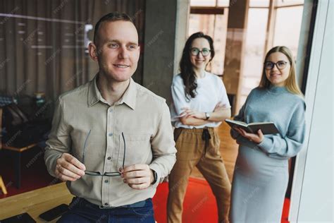 People Standing in an Office HD 的图像结果