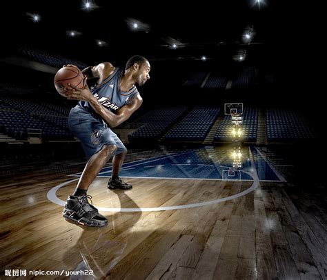 篮球场图片-灯光下的篮球场和篮球素材-高清图片-摄影照片-寻图免费打包下载