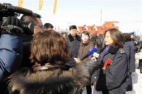 刘景平在红盾护农、送法下乡活动启动仪式现场接受媒体记者采访