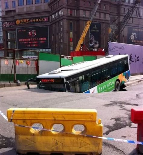 南京5.29新街口恶性伤人事件，男子车碾前妻，刀捅路人后自杀未遂，致6人受伤_金轮