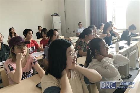 北京中医药大学教师来旅游科学学院作“头面部经络养生手法及应用”的讲座
