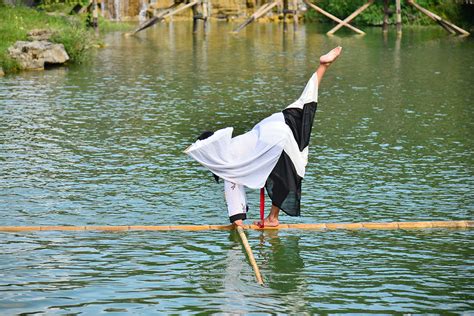 贵州美女7岁开始独竹漂，如今成世界唯一水上演艺大师_腾讯视频