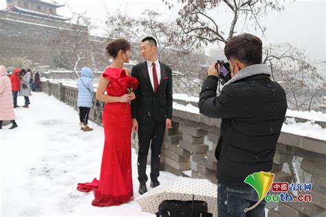 美丽“冻人” 西安多对新人大雪纷飞中拍婚纱照-搜狐大视野-搜狐新闻