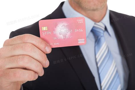 男子手拿银行卡上互联网图片-手拿银行卡上互联网的男子素材-高清图片-摄影照片-寻图免费打包下载
