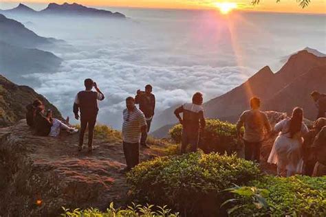 https://www.munnartouristplaces.com/images/kolukkumalai-sunrise/sunrise-at-kolukkumalai-munnar.jpg