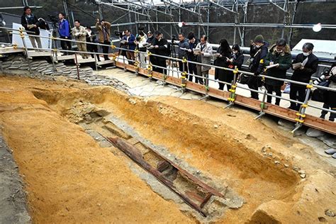 Antiker Sarg aus dem Tomio Maruyama Tumulus in Nara geöffnet
