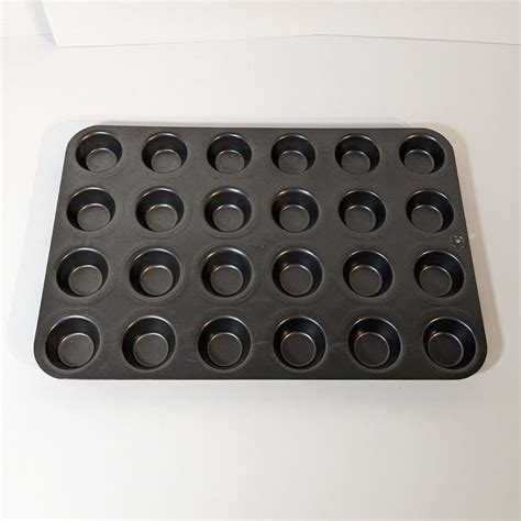 The Pampered Chef Deluxe Mini Muffin Pan, 24 Hole Mini Muffin Tart ...