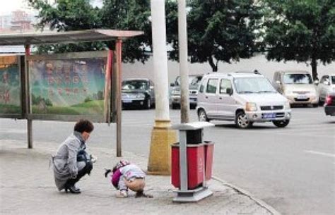 小孩日本街头撒尿被阻止 中国大妈拒认错_腾讯网